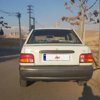 یک دستگاه خودروی سواری پراید