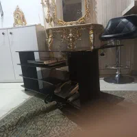 یک عدد میز زیر تلویزیون شیشه ای