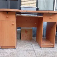 یک عدد میز تحریر ـ کامپیوتر
