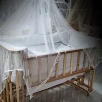 گهواری چوبی کنار مادر نوی نو