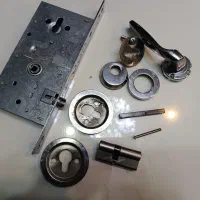 قفل ومغذی درب