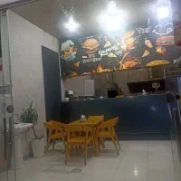 کارگر ساده برای کار در فست فود