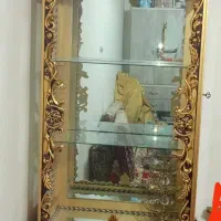 بوفه و میز دایره و گلدان شیشه‌ای درحدنو