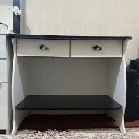 میز تحریر تمیز در حد نو