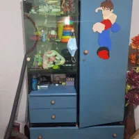 کمد نوجوان سالم و میز ناهار خوری