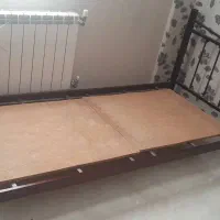 فروش تخت یک نفره فلزی به همراه خوشخواب و یک صندلی