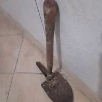دوعدد بیل و تیشه قدیمی و یکی نو