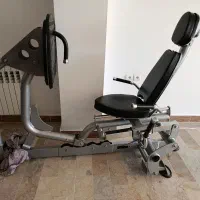 ،یک دستگاه پرس پا یا اسکوات