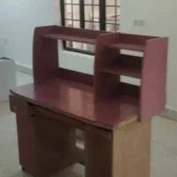 میز مطالعه و کامپیوتر