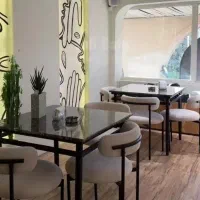 میز و صندلی زیبایی در کنار راحتی