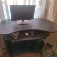 کامپیوتر خانگی به همراه میز وصندلی