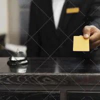 نگهبان شیفت شب هتل