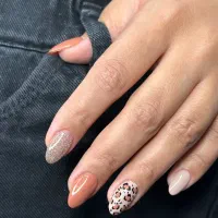 خدمات وآموزش کاشت ناخن وپارافین تراپی|خدمات آرایشگری و زیبایی|شاهینشهر, سعدی جنوبی|دیوار