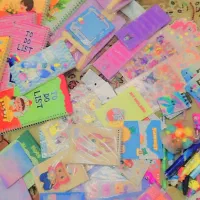 تعدادی لوازم فانتزی و لوازم تحریر به قیمت عمده