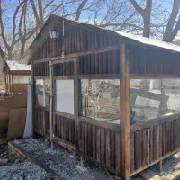 کلبه چوبی و یخچال