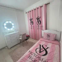 تخت، میز آرایش، رو تختی و پرده ست، قالیچه ، صندلی