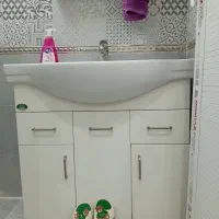 روشویی همراه با شیر آب