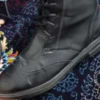 دو جفت بوت|کیف، کفش، کمربند|بومهن, |دیوار