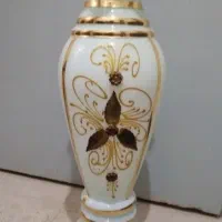 گلدون کنار تلویزیون