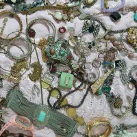 تعداد زیادی بدلیجات و گردنبند و تسبیح و زنجیر