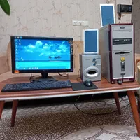 کامپیوتر با مانیتور ۱۹ اینچ و میز در حد نو ابهر