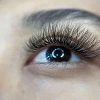 اکستنشن و لیفت و لمینت مژه و ابرو ی تخصصی