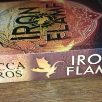 کتاب زبان اصلی Iron Flame (شعله آهنین)