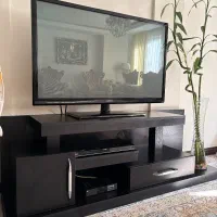 میز تلویزیون مشکی چوب، کاملاً سالم ، کشو و کمد دار