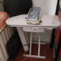 تعدادی وسایل میز کامپیوتر و صندلی