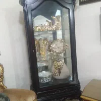 ویترین تمیز چوب پشت آیینه