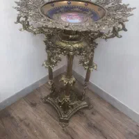 میوه خوری بزرگ پایه دار کنار سالنی