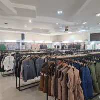 فروشنده خانم پوشاک