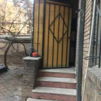 330 متر بنا در دو نیم طبقه واقع در میدان هفت تیر