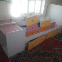 تخت یک نفره بادوتا کشو و دوتا پاتختی سه کشو و کمد