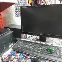 یک دستگاه کامپیوتر با کلیه ی متعلقات