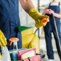 نظافتچی جهت خانه تکانی داخل واحد و راه پله