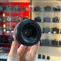 لنز دوربین سونی sony 50mm f1.8  در حد آکبند