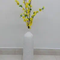 گلدان و دو شاخه گل