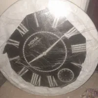 یک عددساعت دیواری بزرگ