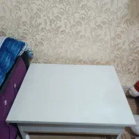 میز مطالعه سفید درب دار تمیز و سالم