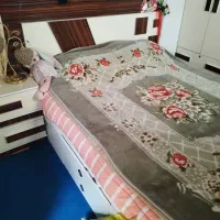 تخت دونفره به همراه پاتختی