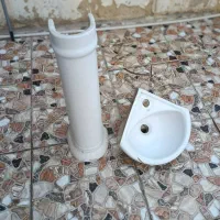 روشویی سرویس بهداشتی و درب چوبی