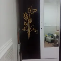 کمد دو درب و ۲ کشاب دارد