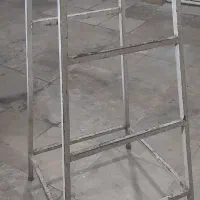 چهارپایه فلزی کاملا سالم