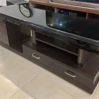 میز تلویزیون شیشه و چوب قهوه ای سوخته کاملا سالم