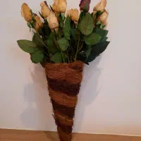 گلدان دیواری به همراه ۲۰ شاخه گل رز