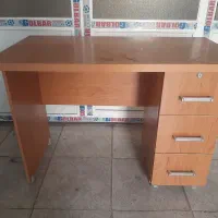 میز تحریر و کامپیوتر