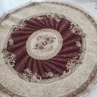 فرش ماشینی گرد با زمینه رنگ کرم و زرشگی
