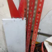 تعدادی قفسه به  همراه صفحه و پایه