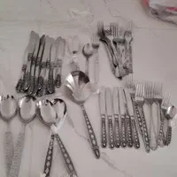 تعدادی قاشق وچنگال قاشق وچاقو